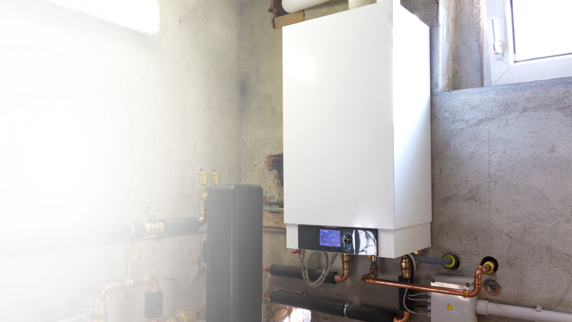 Serwisant instalacji grzewczych naprawiający i modernizujący kocioł